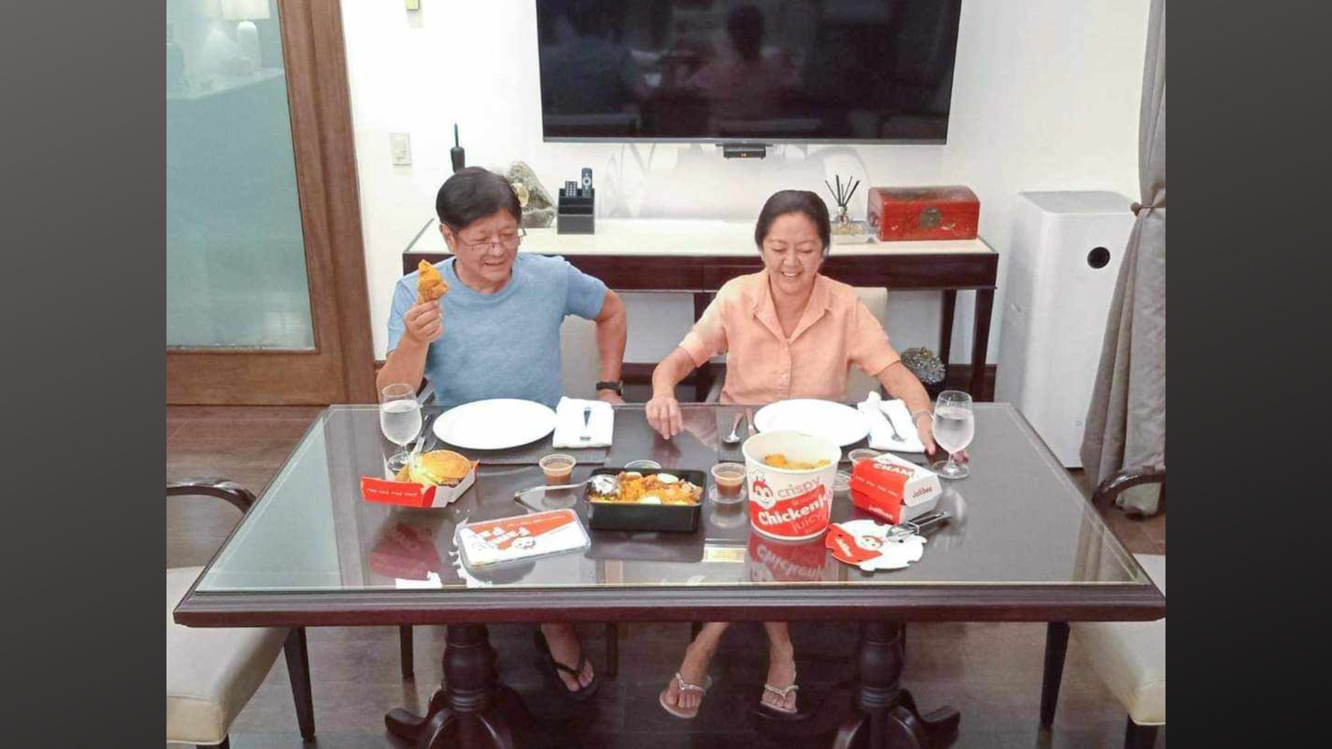 Pang. Marcos at First Lady Liza, nag-enjoy sa pagkain ng Jollibee