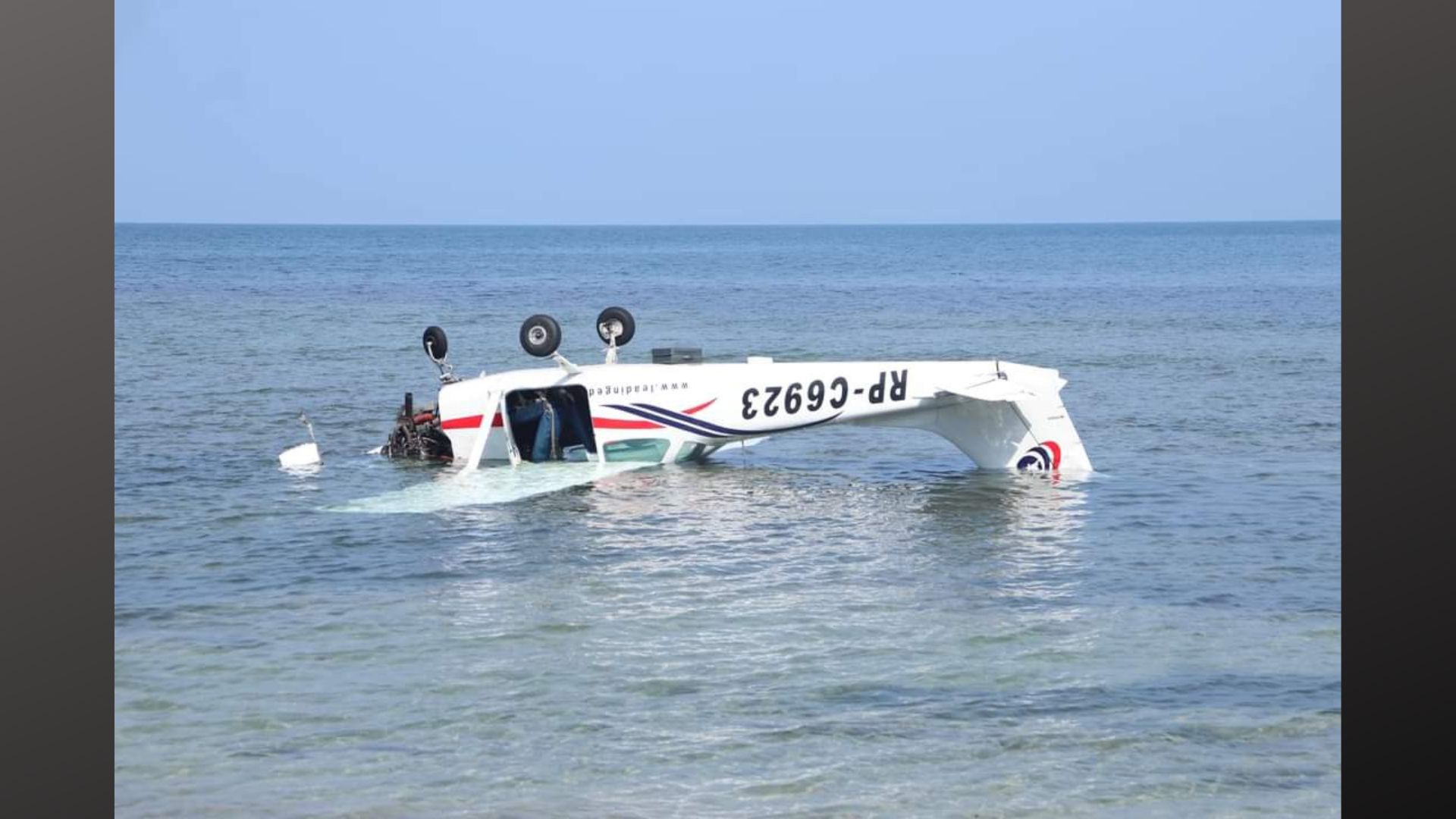 PCG naglatag ng oil spill boom sa palibot ng Cessna plane na sumadsad ...