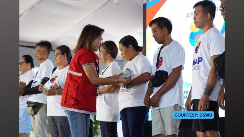 P62.8M na halaga ng tulong-pinansyal, ipinamahagi ng DSWD sa Western Visayas