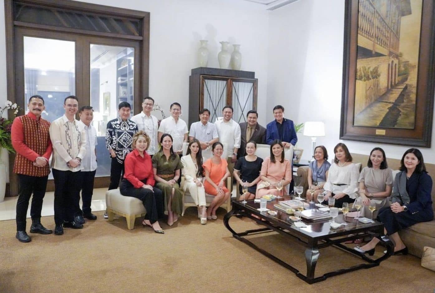 12 senador dumalo sa ipinatawag na dinner sa Malakanyang