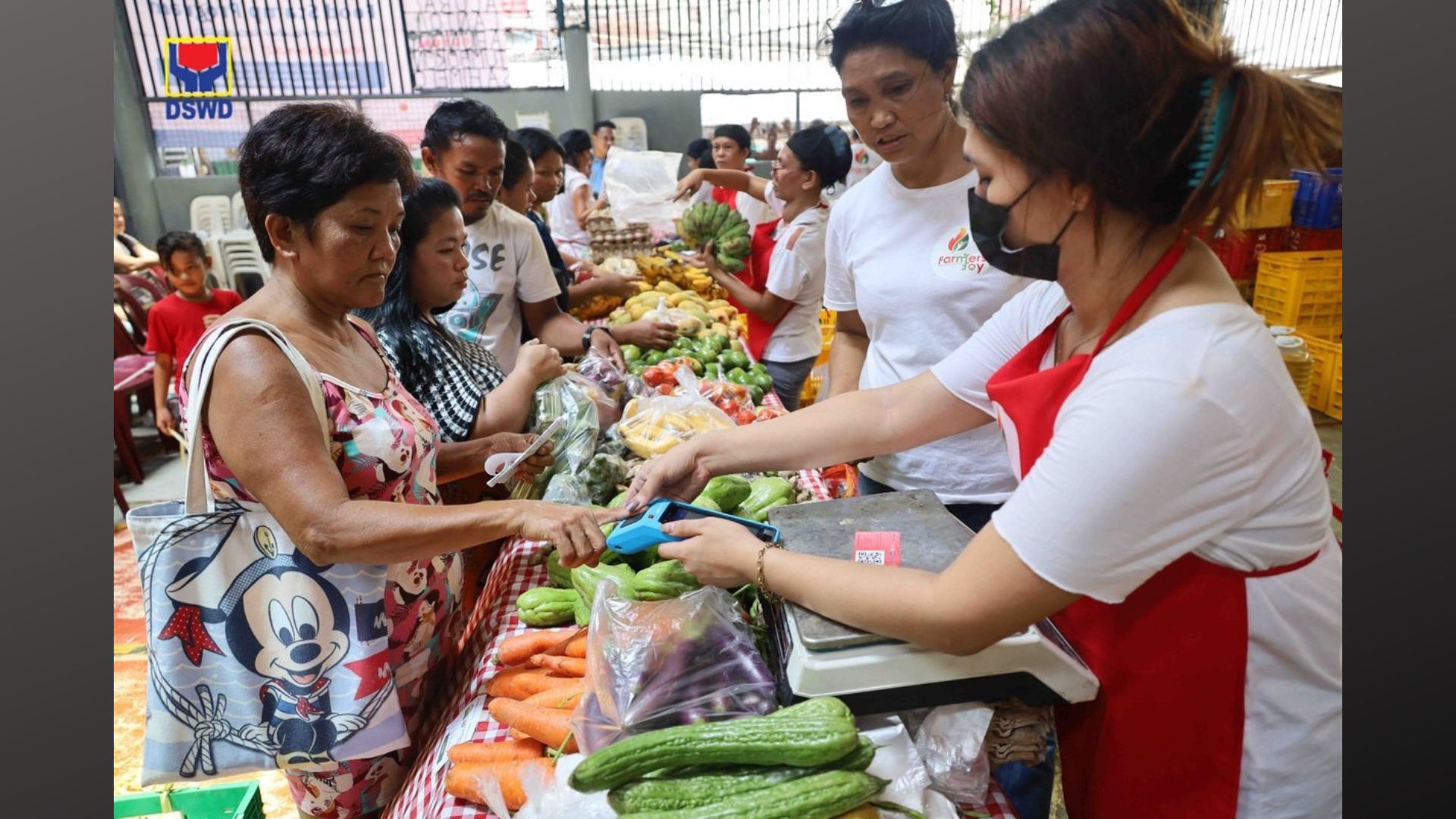 Mahigit 1,200 na benepisyaryo ng Walang Gutom 2027: Food Stamp Program ng DSWD nakabili ng murang halaga ng mga produkto sa Kadiwa ng Pangulo sa Tondo