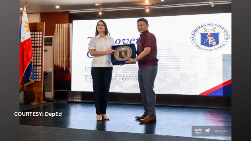 Turnover ceremony para a bagong pamunuan DepEd, dinaluhan nina Angara at VP Sara Duterte