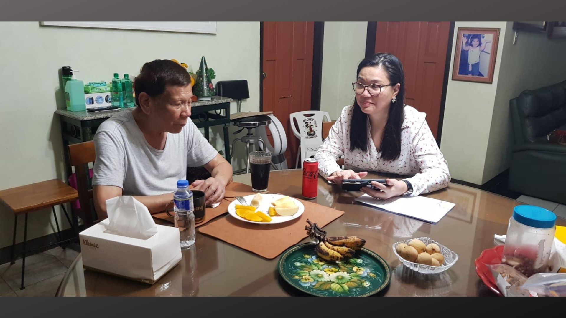 “Alive and eating”. Sen. Bong Go ipinakita ang larawan ni dating Pang. Duterte kasunod ng mga balita tungkol sa kalusugan nito