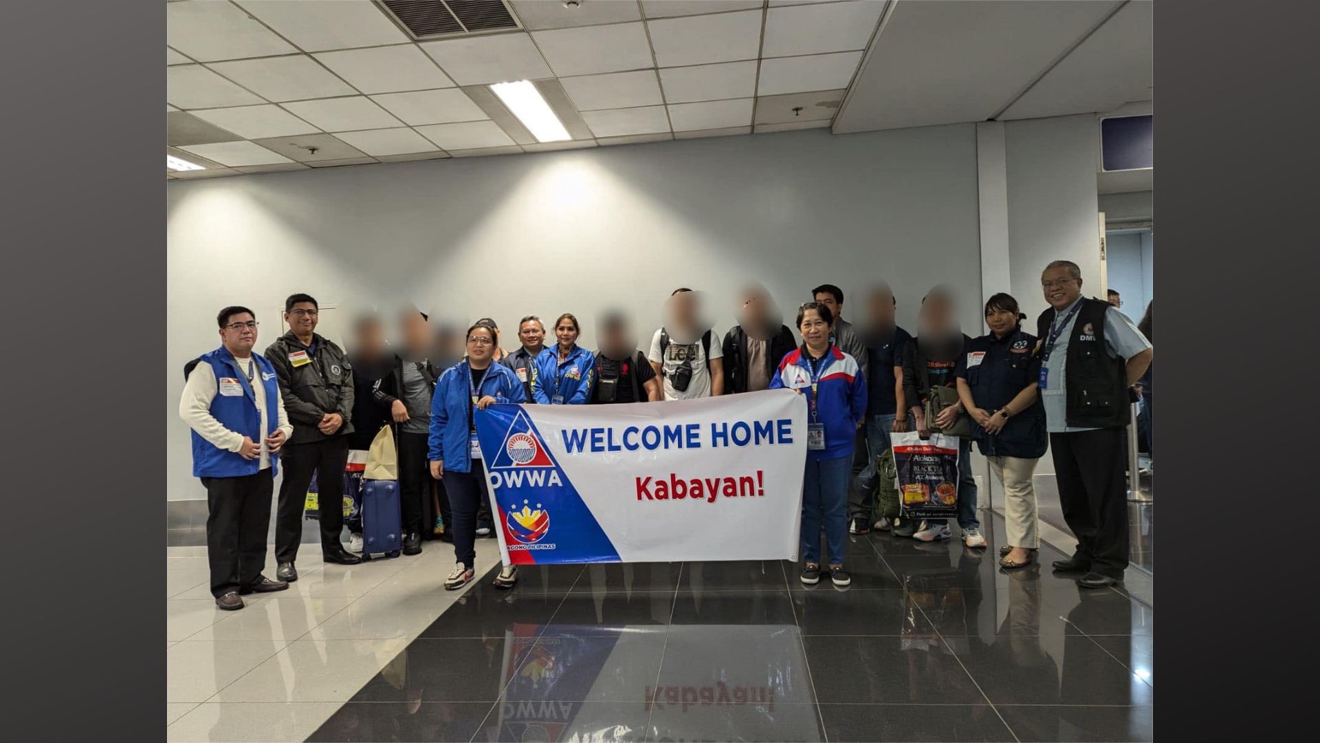 10 pang Pinoy crew ng /V Transworld Navigator nakauwi na ng bansa