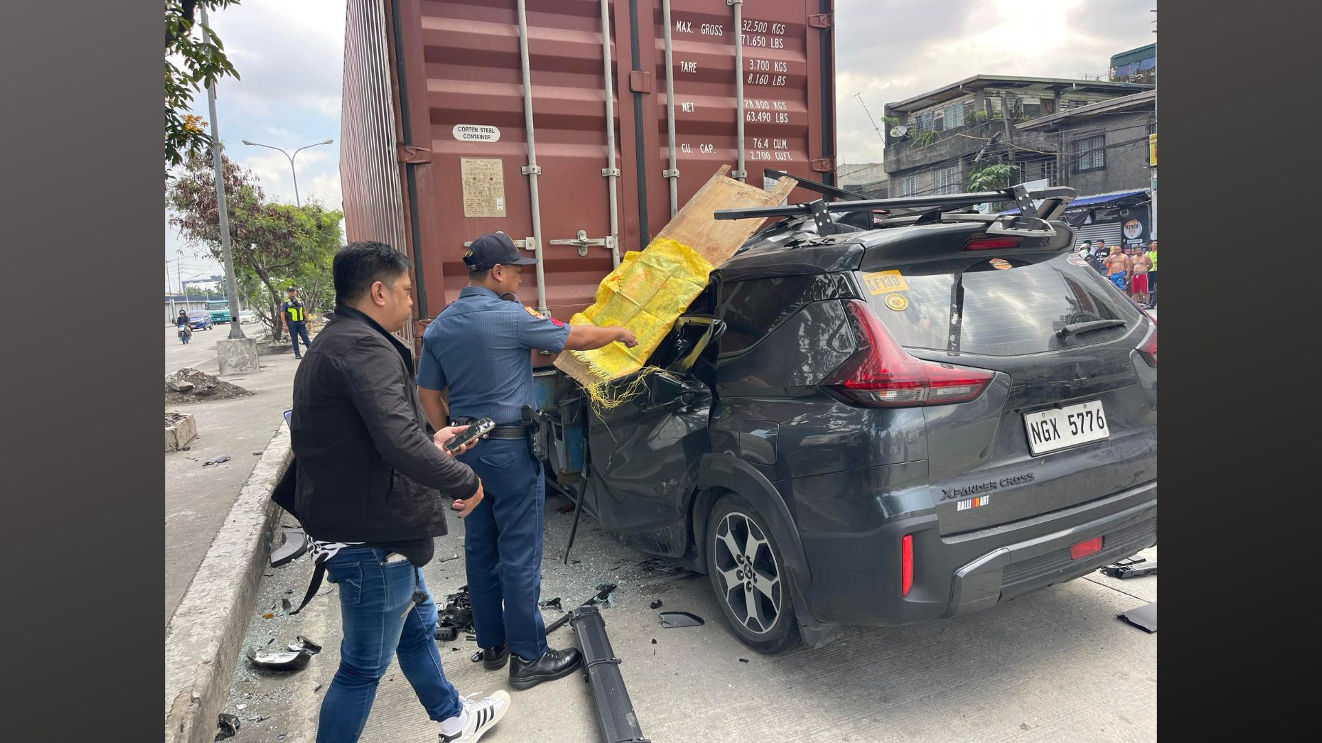 MPV bumangga sa likod ng nakaparang trailer truck sa Maynila, 1 ang patay