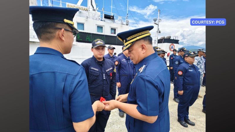 62 PCG personnel na nagligtas sa 2 mangingisdang Pinoy sa Bajo de Masinloc, binigyan ng parangal