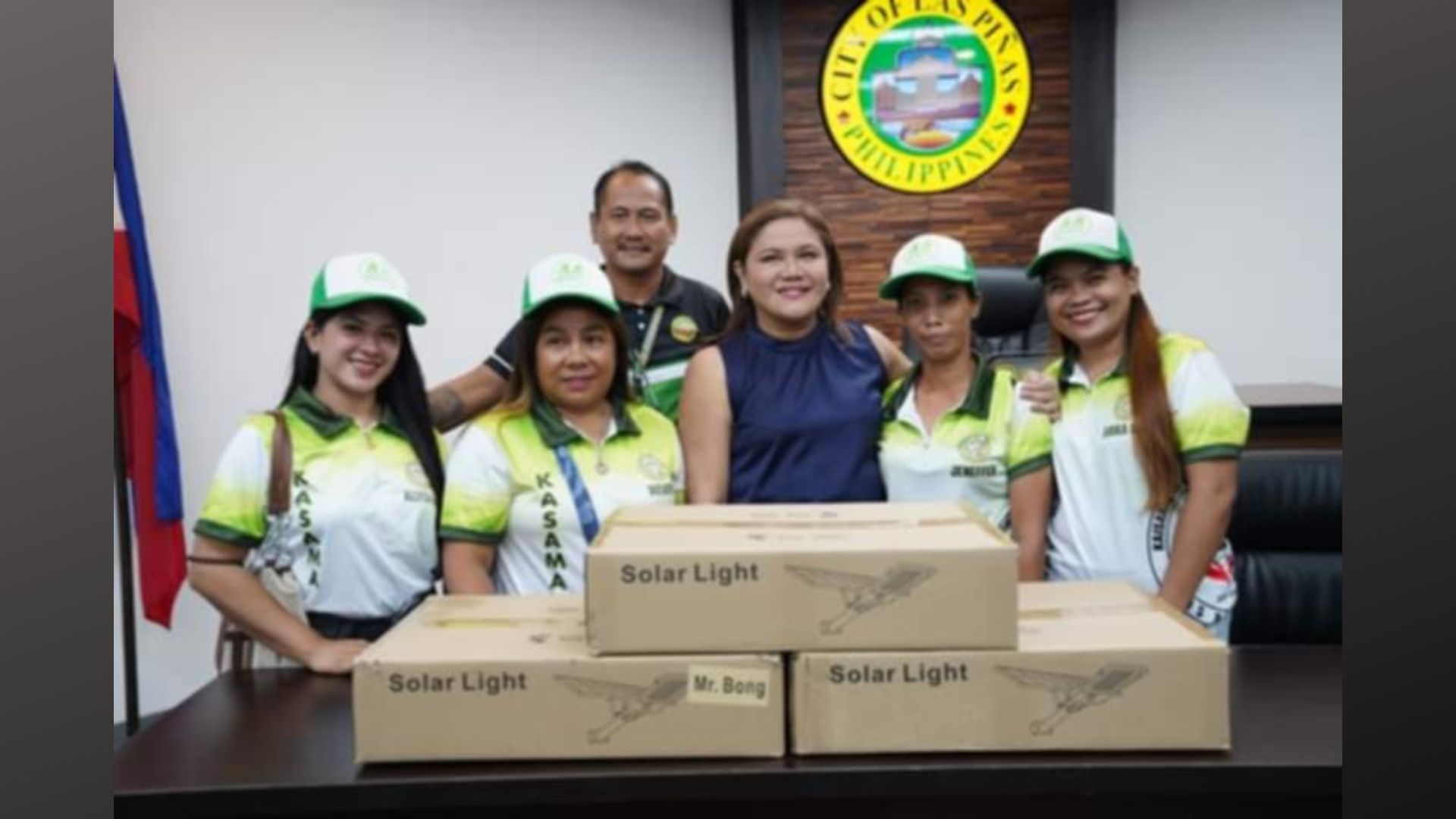 Vice Mayor Aguilar nagdonate ng solar lights sa mga nasunugan sa Elias Aldana