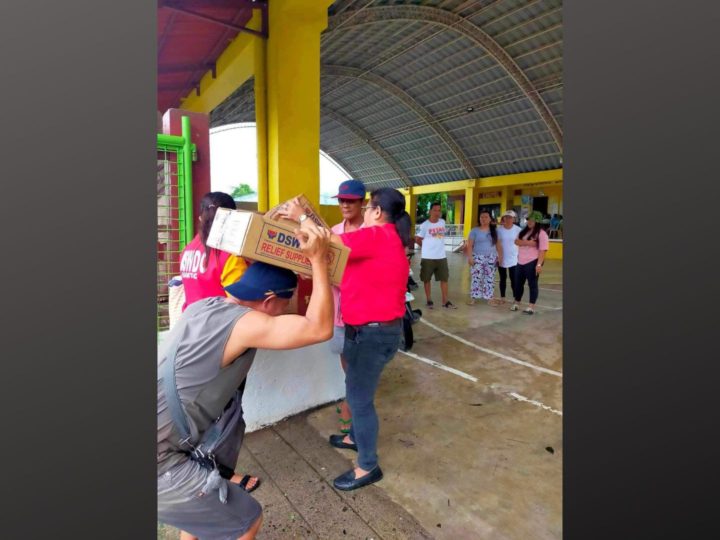 DSWD namahagi ng food packs sa 155 na mangingisda sa Antique na naapektuhan ng Habagat at bagyong Ferdie