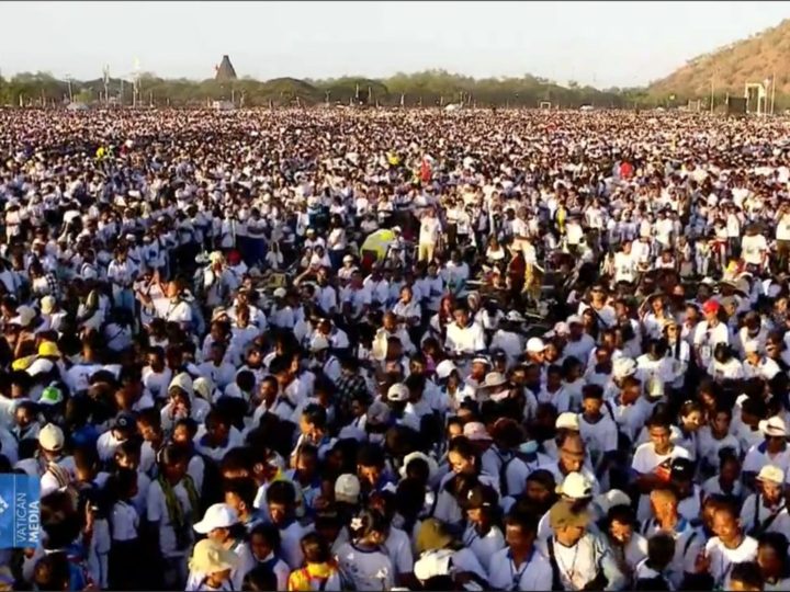 Halos kalahati ng populasyon ng east Timor dumalo sa misa na pinangunahan ni Pope Francis