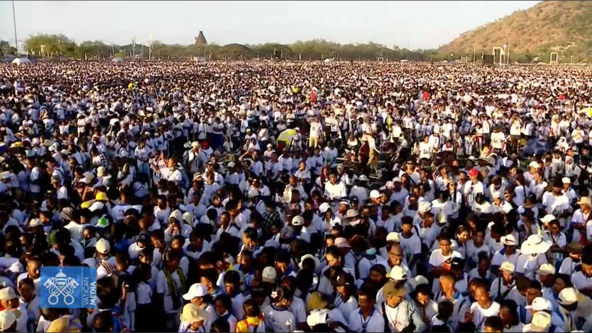 Halos kalahati ng populasyon ng east Timor dumalo sa misa na pinangunahan ni Pope Francis