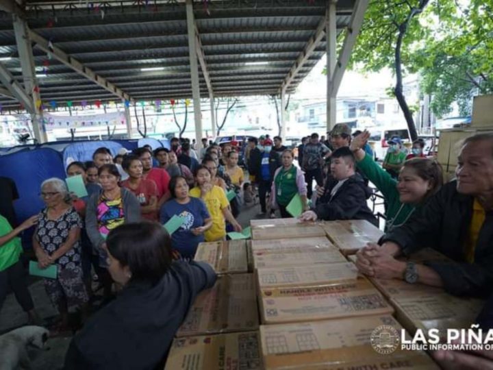 Mga residenteng naapektuhan ng bagyong Enteng sa Las Piñas City hinatiran ng tulong ng LGU