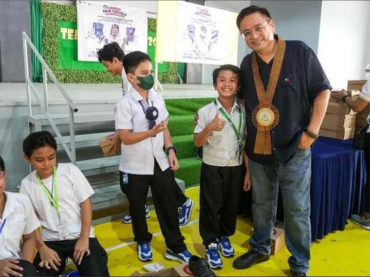 Pamamahagi ng MUNwalk shoes at school supplies ng Muntinlupa LGU nagpapatuloy