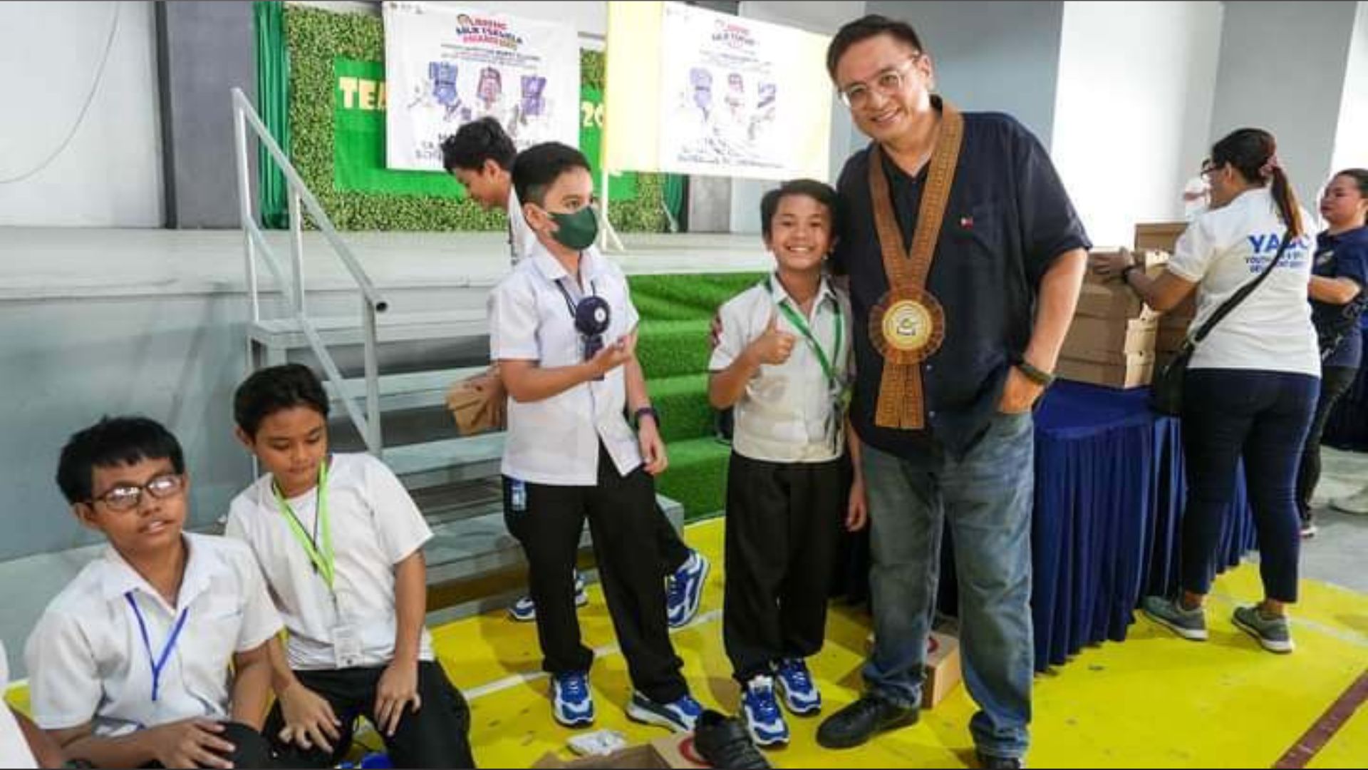 Pamamahagi ng MUNwalk shoes at school supplies ng Muntinlupa LGU nagpapatuloy