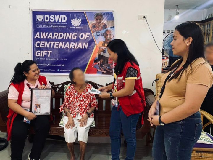 P100,000 natanggap ng tatlong Centenarians sa lalawigan ng Leyte