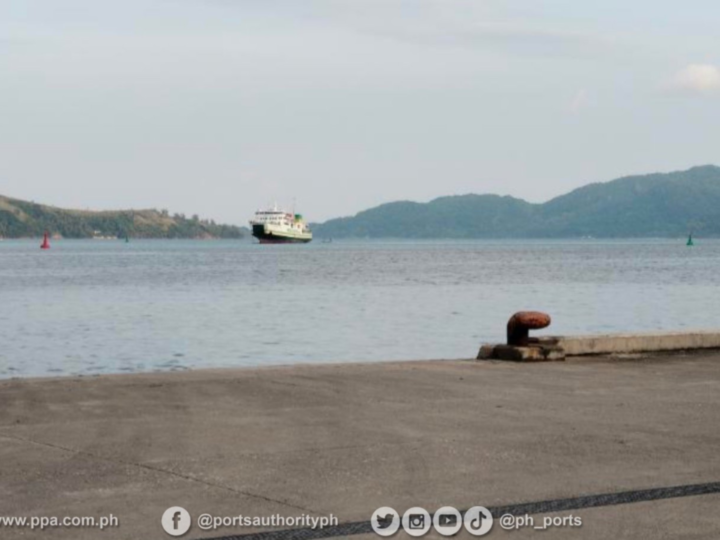 Barko na may lulang mahigit 100 pasahero sumadsad sa bahagi ng Romblon