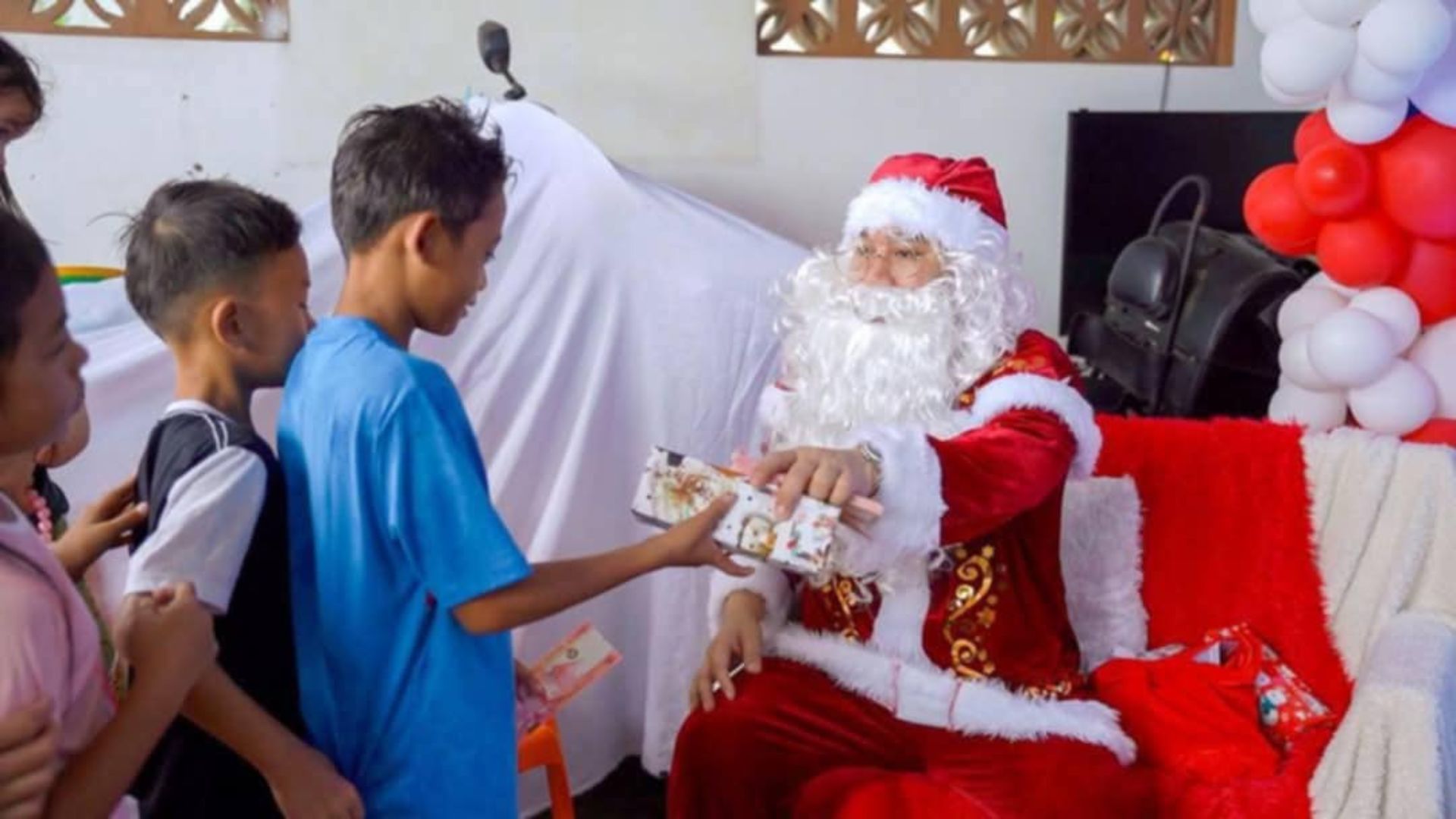 Real-life Santa Claus ng Infanta, nagpasaya ng mahigit 1,000 mga bata