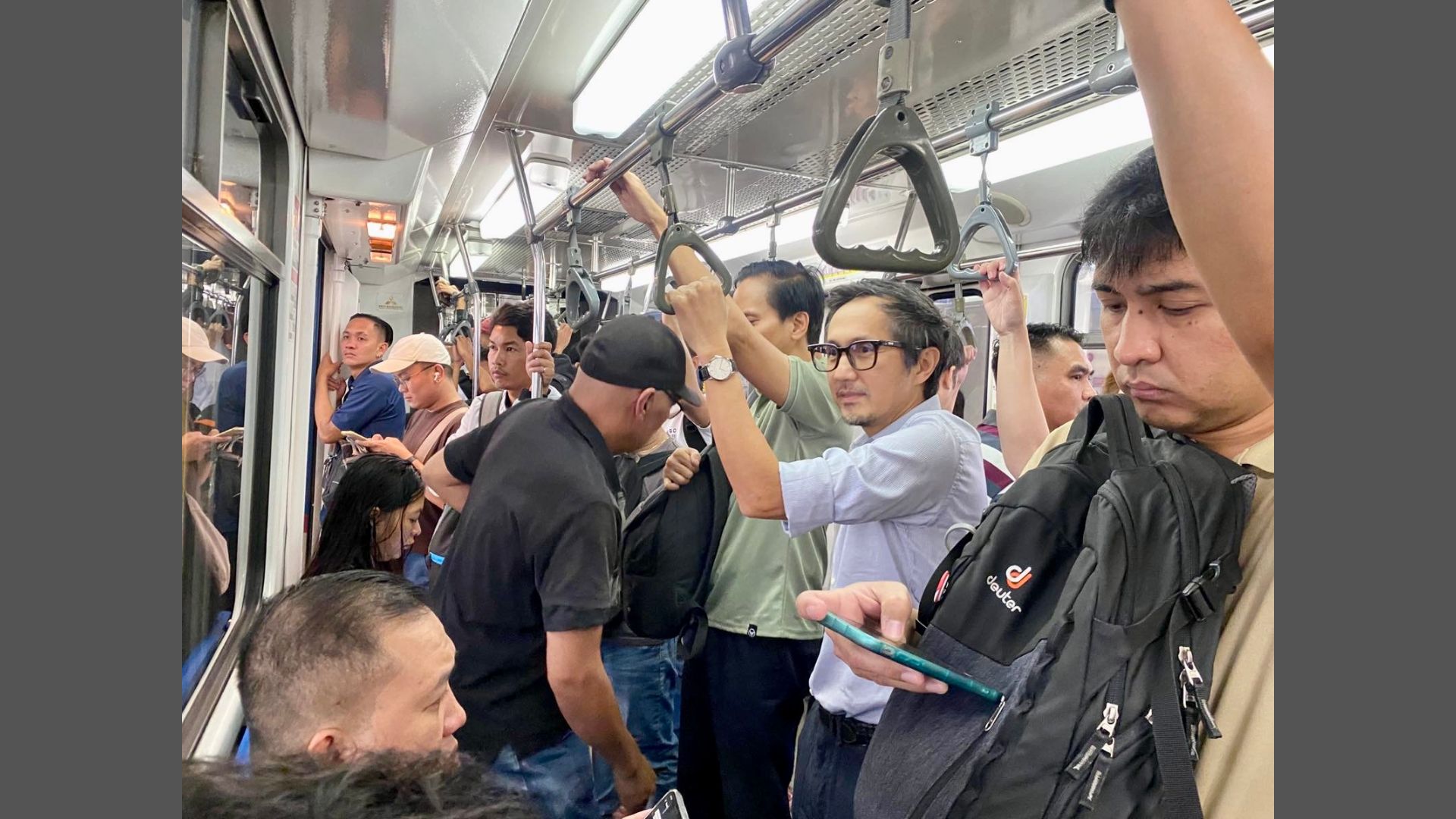 DOTr Sec. Dizon nag-inspeksyon sa MRT-3; sinubukang sumakay sa tren sa kasagsagan ng rush hour