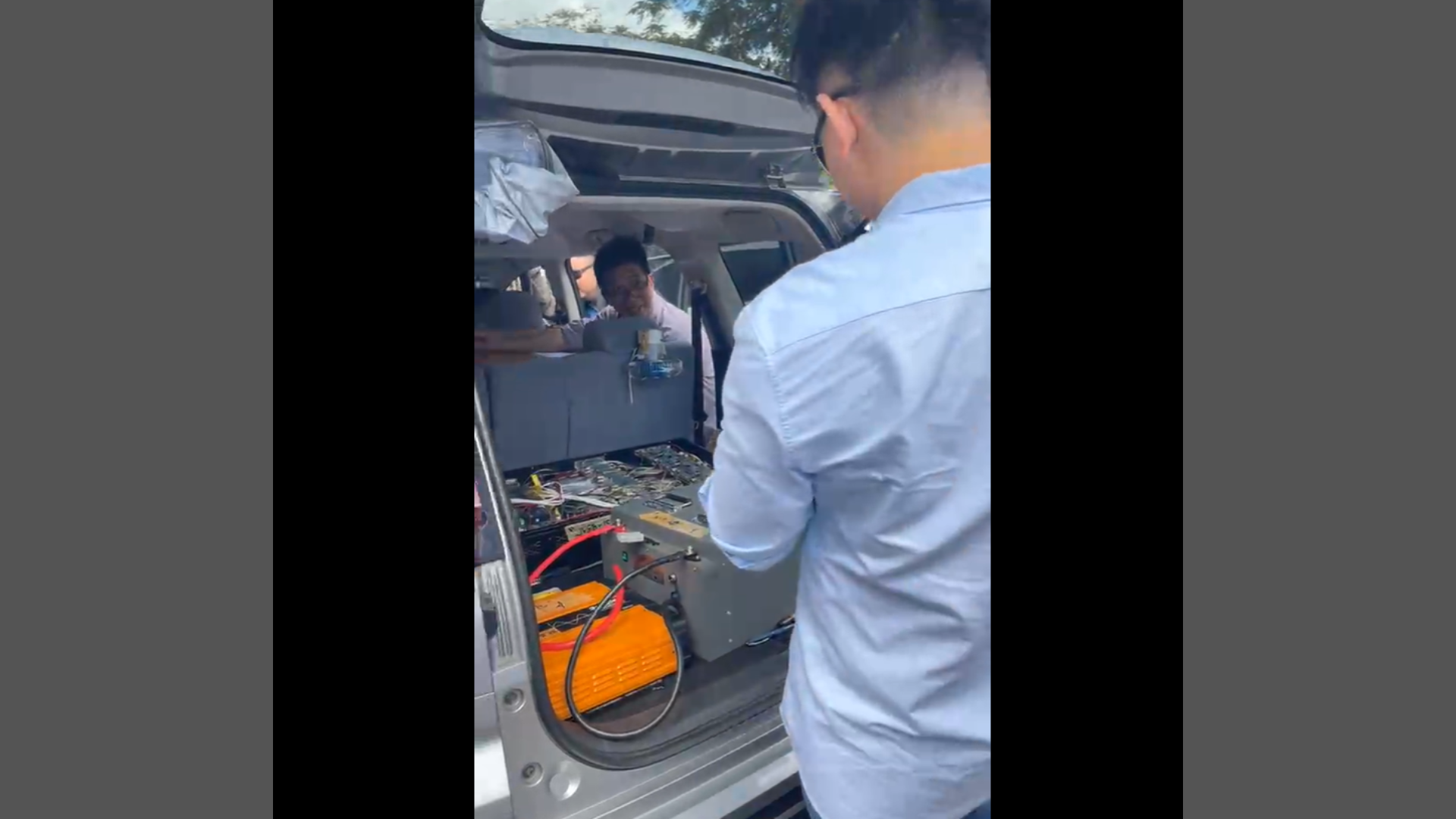 Chinese national arestado ng NBI malapit sa tanggapan ng Comelec; spy equipment, nakumpiska