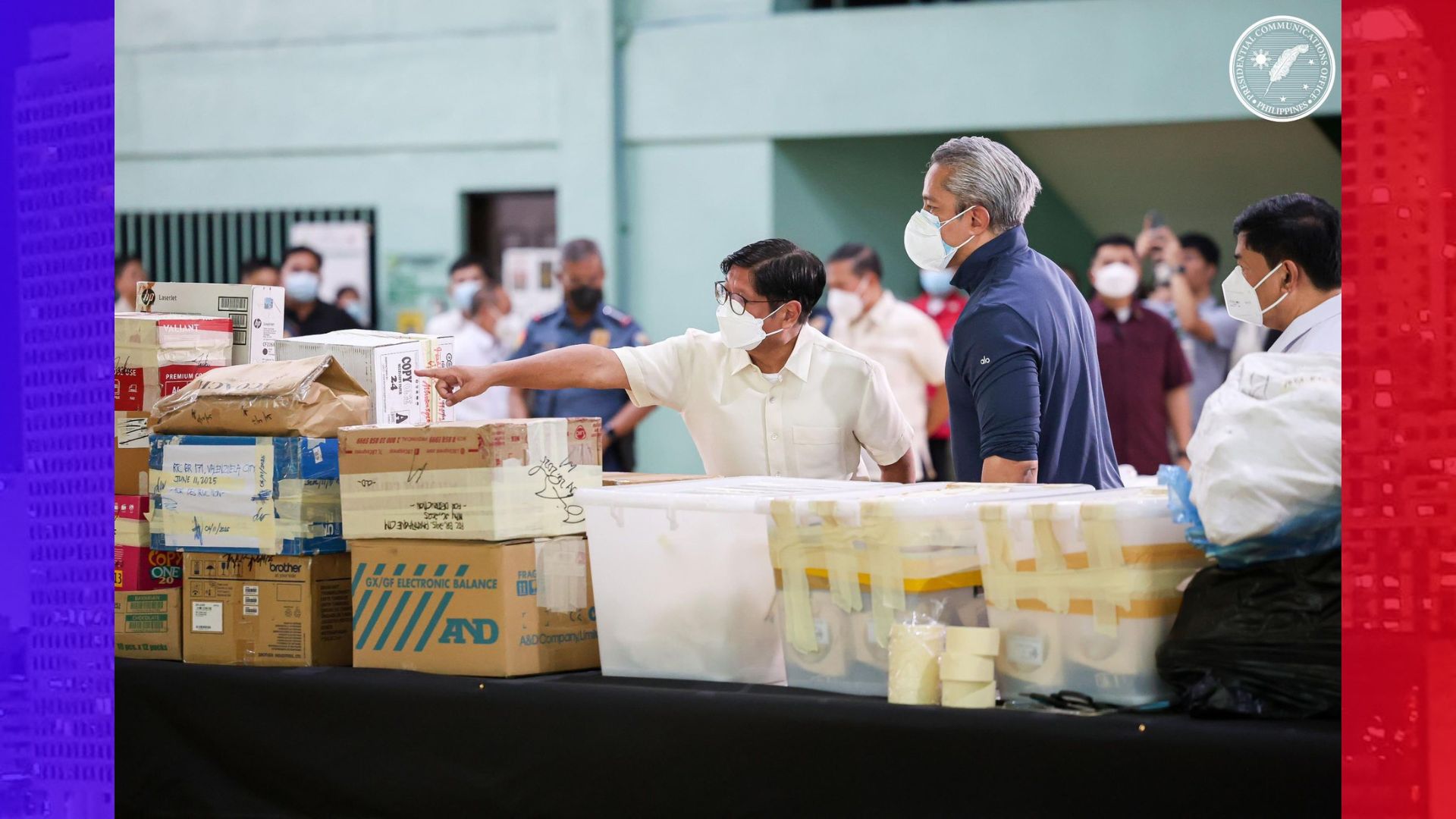 P8.8B na halaga ng shabu na nakitang palutang-lutang sa katubigan sa Luzon, ininspeksyon ni Pang. Marcos