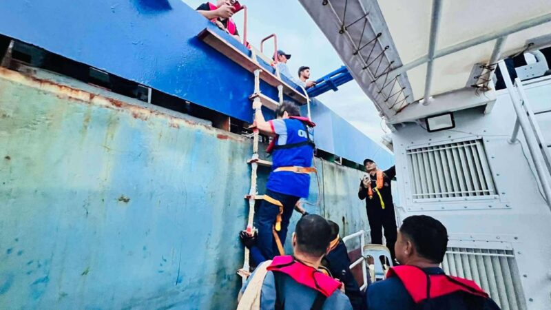 Abandonadong crew ng isang barko na stranded sa Iloilo Strait, sinagip ng DMW