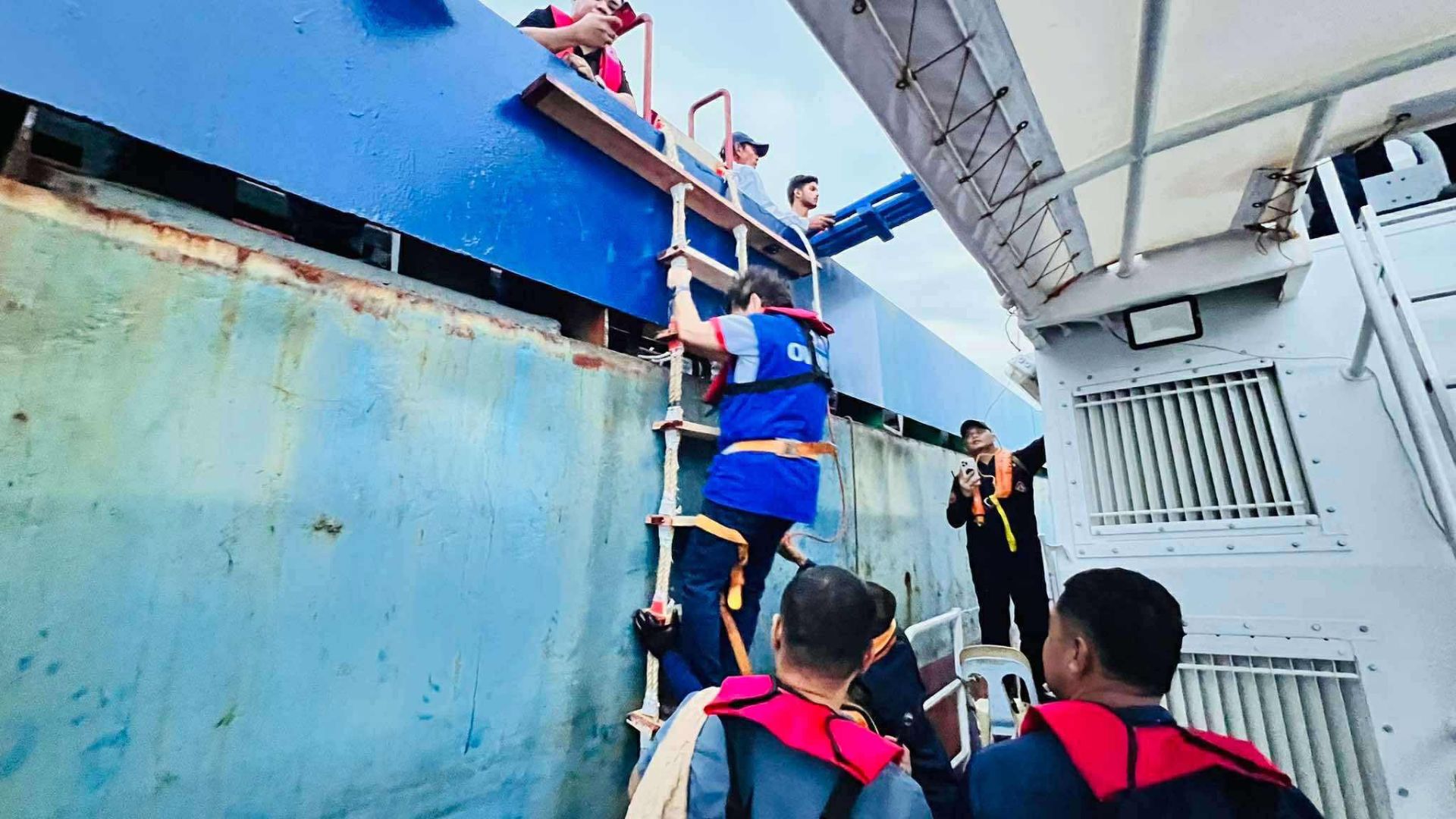 Abandonadong crew ng isang barko na stranded sa Iloilo Strait, sinagip ng DMW
