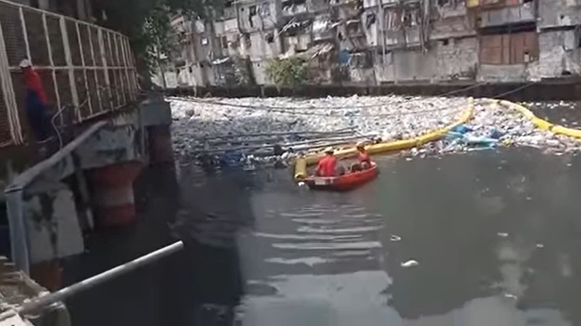 Mahgit 21 toneladang basura nahakot ng MMDA sa pumping station sa Quiapo