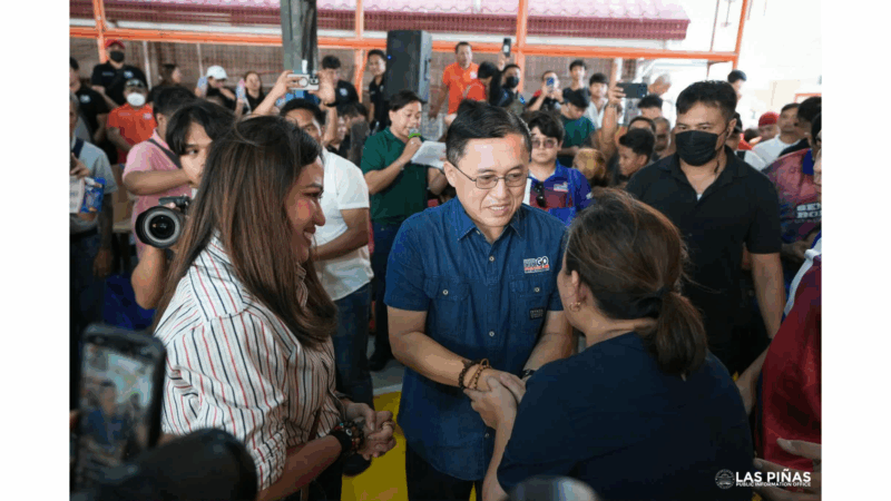 Sen. Go naghatid ng tulong sa mga nasunugan sa Pulanglupa Uno,Las Piñas City