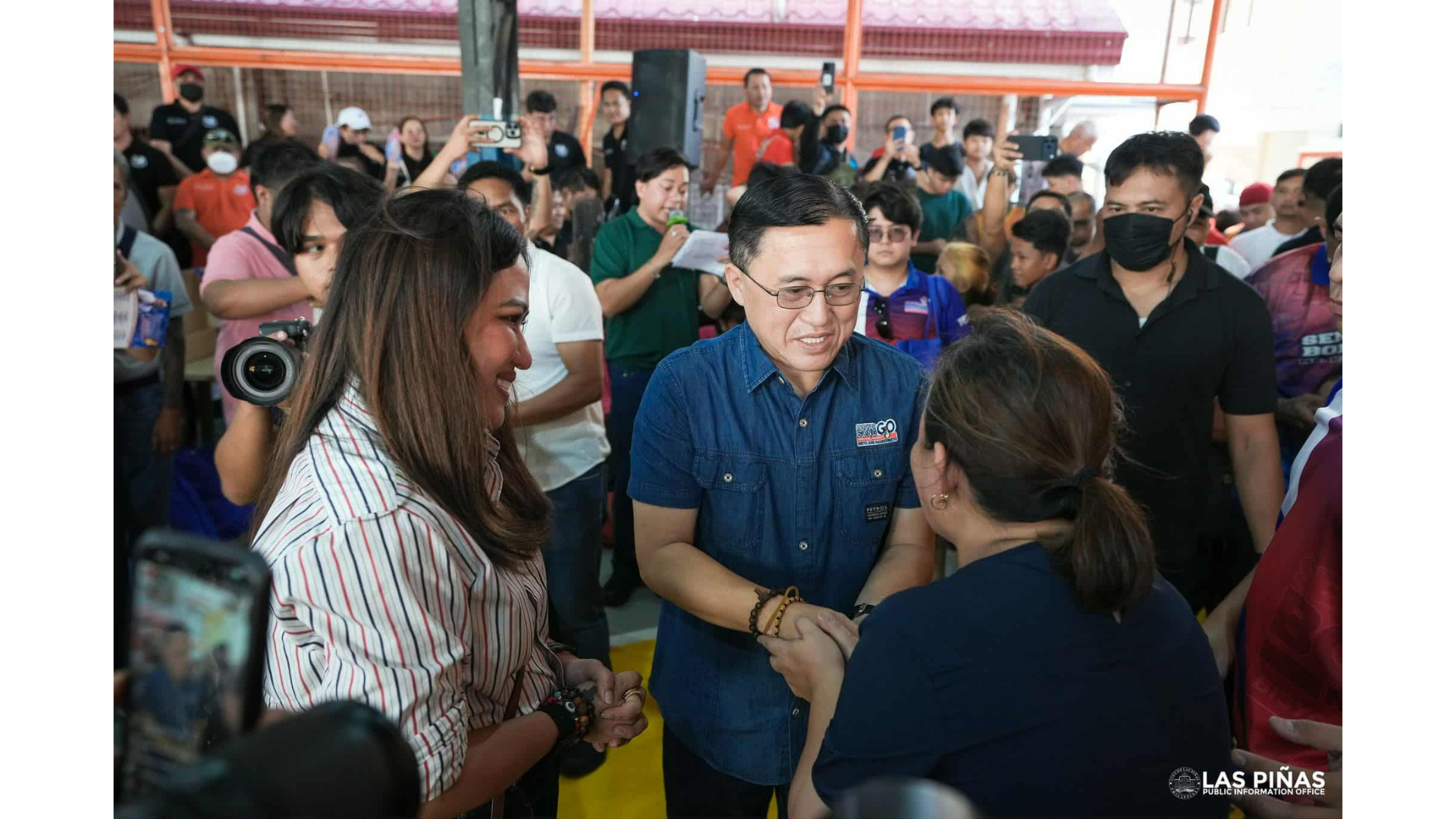 Sen. Go naghatid ng tulong sa mga nasunugan sa Pulanglupa Uno,Las Piñas City