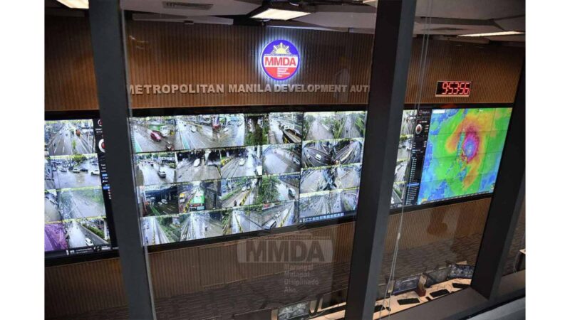Emergency Operations Center ng MMDA minomonitor ang bagyong #UwanPH