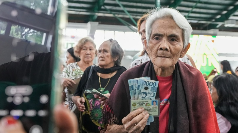 Unang araw ng Social Pension Payout sa Las Piñas matagumpay na naipamahagi sa 1,800 senior citizens