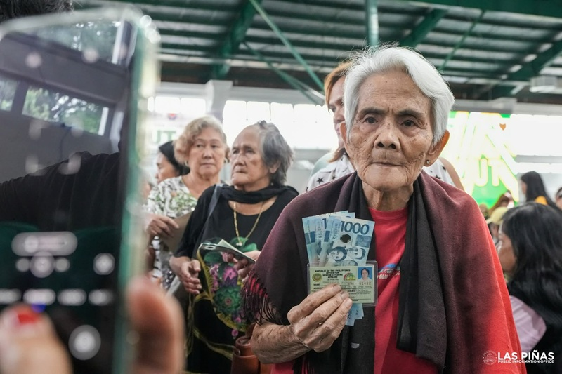 Unang araw ng Social Pension Payout sa Las Piñas matagumpay na naipamahagi sa 1,800 senior citizens